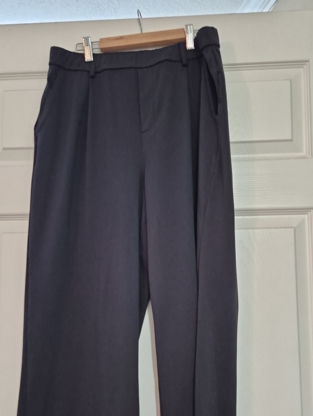 HALARA Women's Straight-Leg Trousers in Black